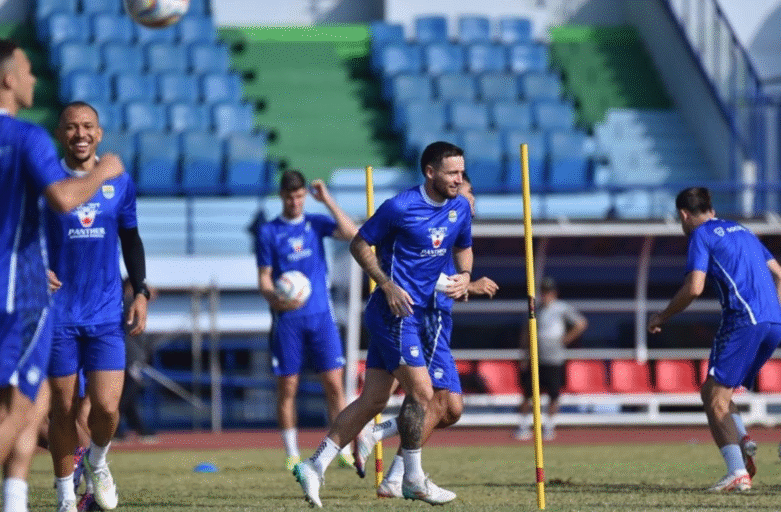 Lapangan Stadion GBLA Memburuk, Persib Bandung Terpaksa Ngungsi untuk Latihan